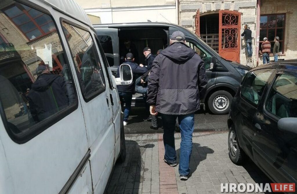 У Гродне затрымліваюць паплечнікаў Ціханоўскай: аднаго забралі з пікета, іншую з працы