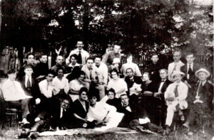 «З'ехалі на гастролі і не вярнуліся». Бранскія акцёры знялі відэа пра зніклых у Гродне калег