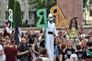 Ад тусоўкі для сваіх да міжнароднага свята: як з'явіўся і сышоў у анлайн фестываль вулічнага мастацтва ў Гродне Биг-мини-фестиваль уличного икусства