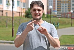 Расказвае жэстамі: гродзенскі блогер здымае відэа для глухіх і марыць пра ўласны фільм