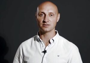 «Людзі не хочуць вайны, яны проста хочуць зменаў». Былы амапавец з Гродна звярнуўся да экс-калегаў «Людзі не хочуць вайны, яны проста хочуць зменаў». Былы амапавец з Гродна звярнуўся да экс-калегаў