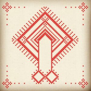 Художница из Гродно “вышила” сюжеты белорусских протестов. Там есть не только автозаки