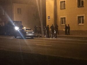 Падчас пратэстаў АМАПавец напаў на таксіста ў Гродне і пацярпеў. Збітага гродзенца могуць пасадзіць Падчас пратэстаў АМАПавец напаў на таксіста ў Гродне і пацярпеў. Збітага гродзенца могуць пасадзіць