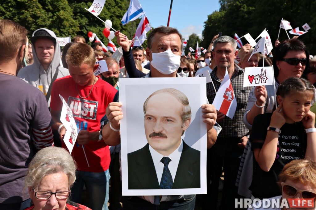 ФОТА: Амаль 10 тысяч гродзенцаў прыйшло на пікет Ціханоўскай у Гродне