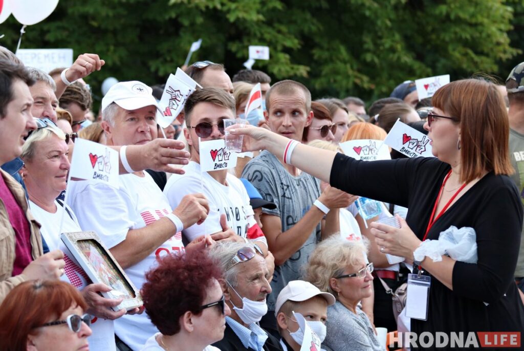 ФОТА: Амаль 10 тысяч гродзенцаў прыйшло на пікет Ціханоўскай у Гродне