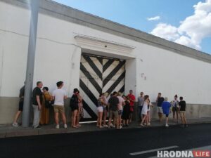 У Гродне пачалі выпускаць затрыманых у паслявыбарную ноч: ім далі суткі і штрафы Блізкія чакаюць затрыманых каля турмы №1 у Гродне. Фота: Надзея Вішнеўская