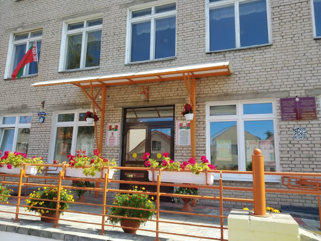 Лукашэнка і Ціханоўская на акне, а сцяг дагары нагамі. Гродзенцы дзеляцца фота арганізацыі выбарчых участкаў