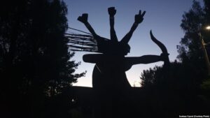 Пад Гроднам стварылі скульптуру - увасабленне аб'яднанага штабу Ціханоўскай