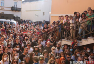 "Калі дадуць лінаваную паперу, пішы ўпоперак". У Гродне акцёры закрытага драмтэатра выступілі ў двары