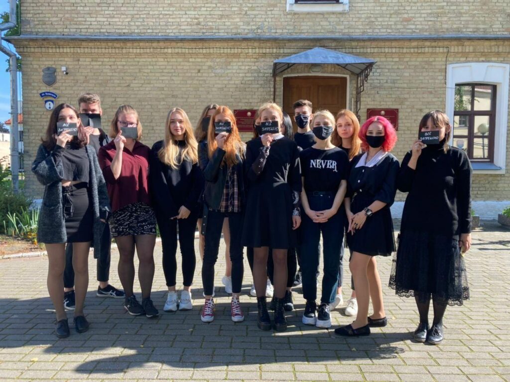 «Всё запрещено». У ГрДУ імя Янкі Купалы зноў выйшлі ў падтрымку рэпрэсаваных студэнтаў