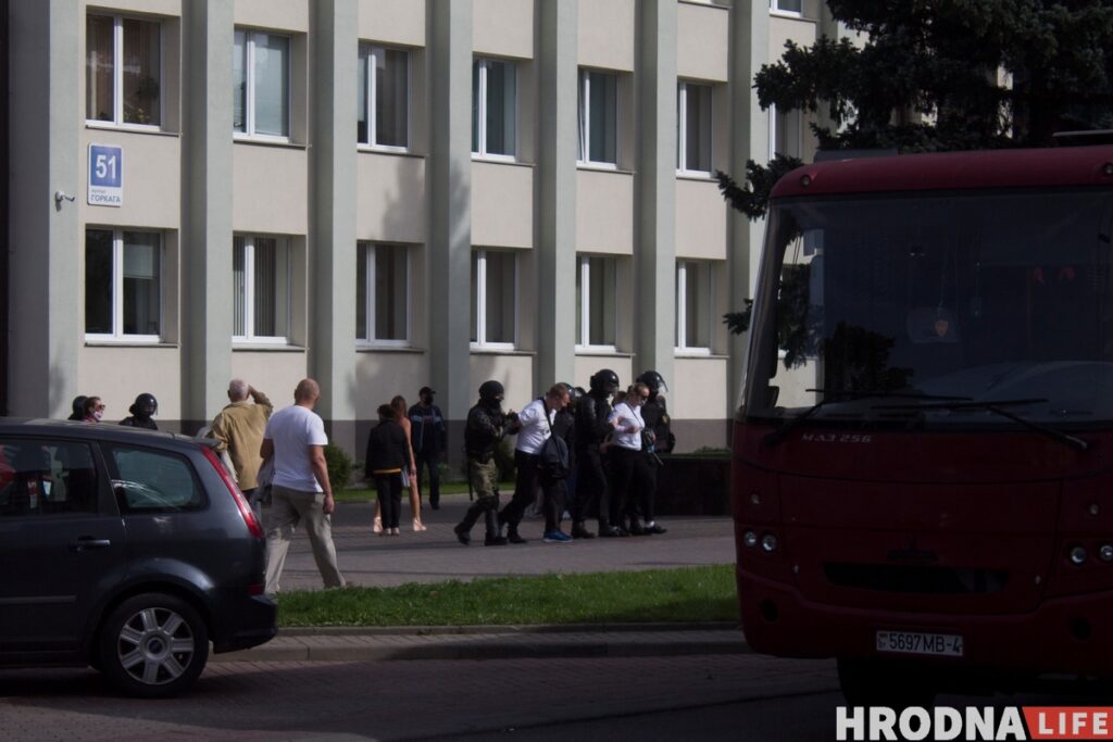 «Згвалціць у аўтазаку нельга». Міліцэйскі чыноўнік называў фэйкам сьведчаньні пра згвалтаваньне дубінкай