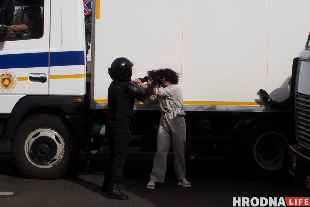 ОМОН со щитами, военные и десятки задержаний. Как протестовал Гродно 13 сентября