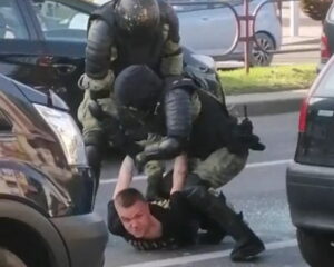 Забіралі тэлефоны і аўтамабілі. У Гродне міліцыя затрымала ўдзельнікаў аўтапрабегу і выпадковых людзей