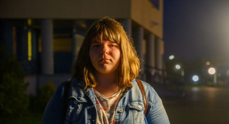 "Выхоўвалі, як трэба сядзець". У Гродне затрымалі няпоўналетнюю дзяўчыну і апытвалі без бацькоў