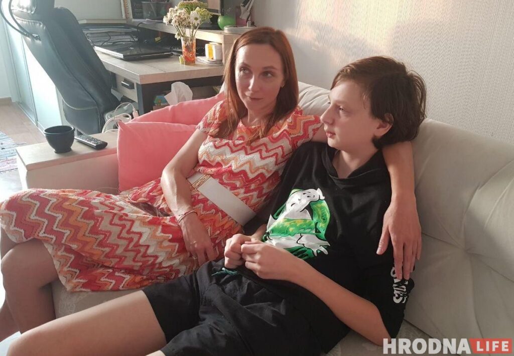 «Сказаць, што я кепская маці - гэта сказаць, што сонца выключылі». Дырэктарка гродзенскага хоспіса, — пра ціск школы на яе дзіцяці Ольга Величко и ее сын Михаил