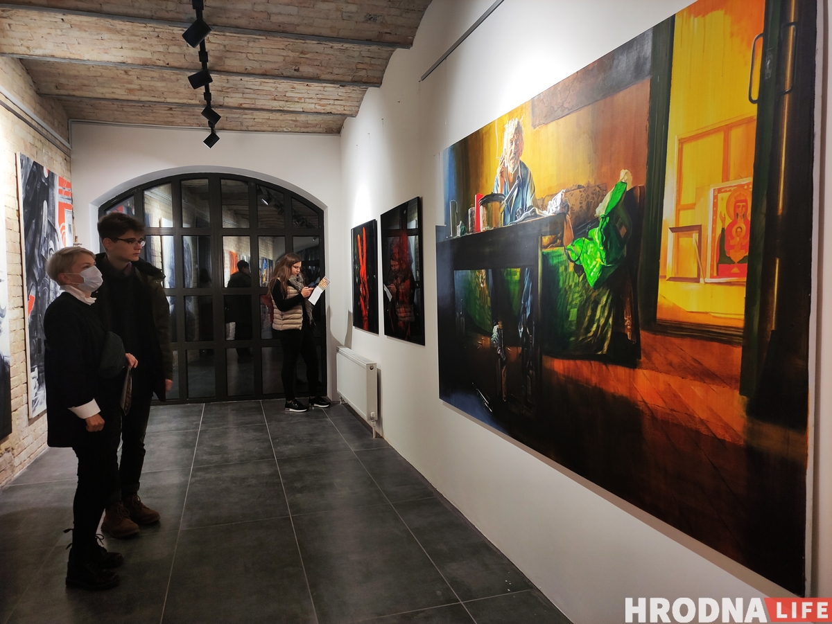 Сергей Гриневич открыл выставку о внутренней эмиграции с "неликвидными" картинами