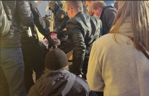 УУС аб пацярпелым на акцыі пратэсту: не ўтрымаў раўнавагі і разбіў сабе галаву УУС аб пацярпелым на акцыі пратэсту: не ўтрымаў раўнавагі і разбіў сабе галаву