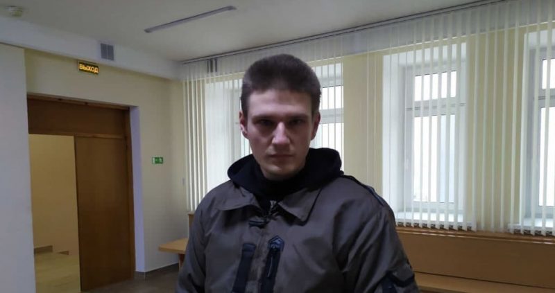 Усадили со спущенными штанами, угрожали вывезти в лес. Как задерживали гродненца, распылившего газ в ОМОНовца Усадили со спущенными штанами, угрожали вывезти в лес. Как задерживали гродненца, распылившего газ в ОМОНовца