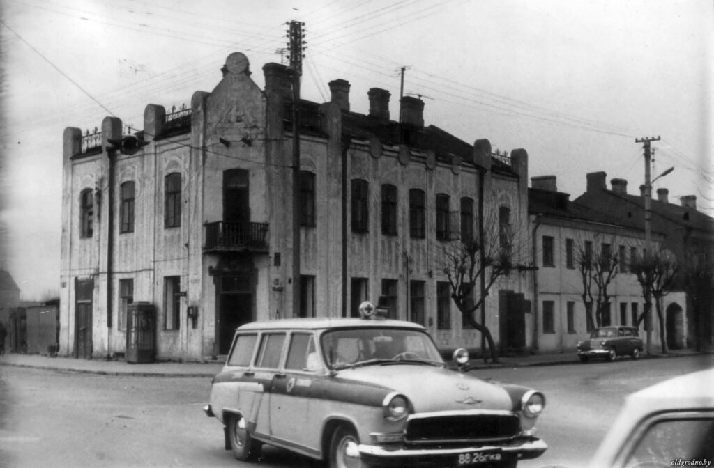 Бывший отель "Надежда" на территории "Пьяного угла". Перекресток улиц Горновых и Советских Пограничников