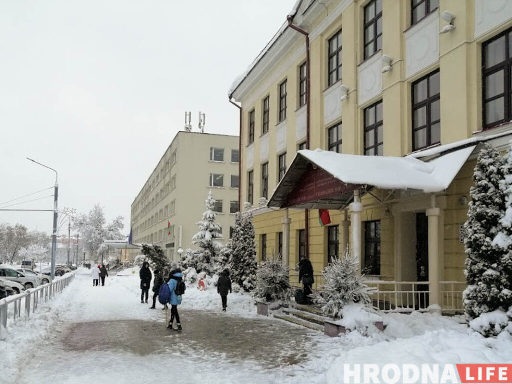 У школах Гродна складаюць спісы настаўнікаў на вакцынацыю ад COVID-19. Прывіваць іх пачнуць у пачатку сакавіка