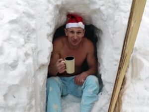 "Гэта не заўсёды холадна і страшна". Выратавальнік з Гродна паказвае ў TikTok вясёлае загартоўванне "Гэта не заўсёды холадна і страшна". Выратавальнік з Гродна паказвае ў TikTok вясёлае загартоўванне