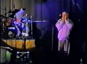 Многія думалі, што гэта легенда: глядзіце, як Свістун выступаў на рок-канцэрце ў Гродне (ВІДЭА) Станіслаў Свістун выступае ў 1999 годзе на рок-канцэрце ў медыцынскім універсітэце. Скрыншот з відэа, прадастаўленага Сяргеем Фінскім