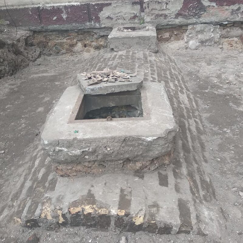 В Старом замке откопали туалет XIX века. Можно ли его сохранить и зачем?