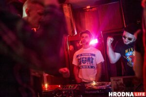 Танцы, вініл і дрэды: у бары «Quester» прайшла першая вечарына з дыджэямі Танцы, вініл і дрэды: у бары «Quester» прайшла першая вечарына з дыджэямі