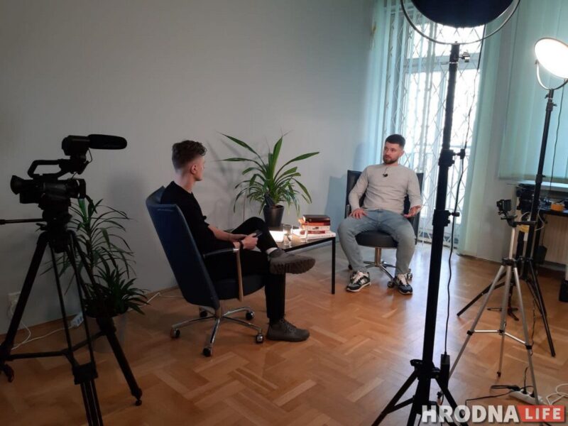 «Мая новая місія – запісваць гісторыі беларусаў, якія з'ехалі». Руслан Кулевіч запускае свой відэапраект Руслан Кулевич берет интервью у Юрия Ровового, сопредседателя стачкома "Гродно Азот"