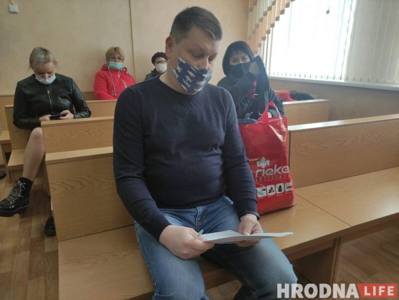 Фатографа Валерыя Юдзіна аштрафавалі на 435 рублёў за сцяжок у машыне. Да выплаты штрафу ў яго арыштавалі тэлефон Фатографа Валерыя Юдзіна аштрафавалі на 435 рублёў за сцяжок у машыне. Да выплаты штрафу ў яго арыштавалі тэлефон