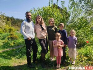 "Выкрыванне - гэта калі з аблокаў спускаешся на зямлю". Шматдзетная маці з Гродна распавяла пра творчасць, цяжкасці і шчасце вялікай сям'і