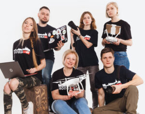 Большинство техники, которую держат журналисты редакции Hrodna.life на этом фото, изъяла милиция. Ее до сих пор не вернули.