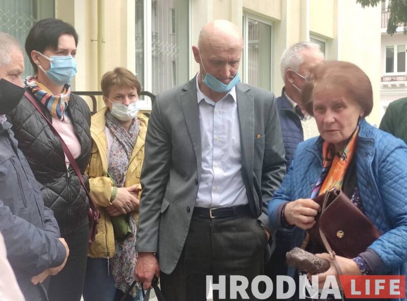 У Гродне абласны суд зрабіў больш жорсткім пакаранне пенсіянеру, які штурхнуў у сцягно амапаўца Юзеф Немеро с близкими у здания Гродненского областного суда после вынесения приговора