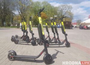 4000 рублёў выдаткуюць на "брэндзіраванне" прыпынку ў Гродне. Паглядзіце, як ён будзе выглядаць Электрасамакаты ў цэнтры Гродна. Фота: Hrodna.life