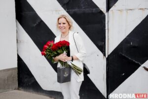 «Сапраўднае вяселле будзе на волі». Валерыя Латаш з Гродна распавяла, як гэта – распісацца ў турме з палітвязнем замуж за политзаключенного/ На свадебных фотографиях Валерии Латош и Михаила Юдина - только невеста. жених в тюрьме. Там фотографировать нельзя