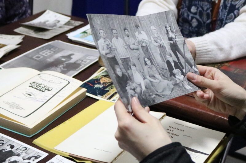 Удзельніца "Жывой бібліятэкі" разглядае фота з сямейнага архіву Марыны Загідулінай. Фота: uzv.by
