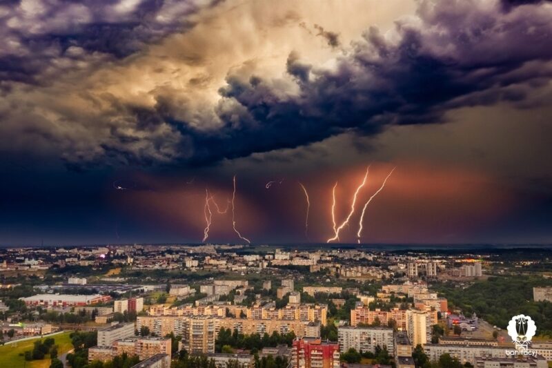 Падзенне дрэў, град, затапленне цэнтра. У Гродне прайшла першая летняя навальніца Гроза летом-2021. Фото: Сергей Морозов, facebook.com/banifacyj