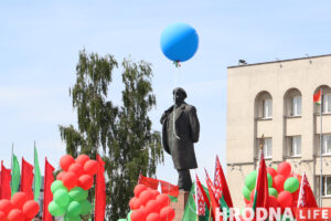 Сцяг Перамогі над драмтэатрам, каша ў кубачках і сплаў з партрэтамі. Як Гродна адзначыў Дзень Перамогі