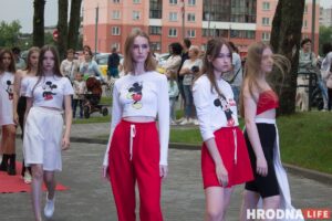 Чырвоная дарожка, моднае адзенне, палымяныя танцы. На паказе модаў у Гродне расказалі пра трэнды лета