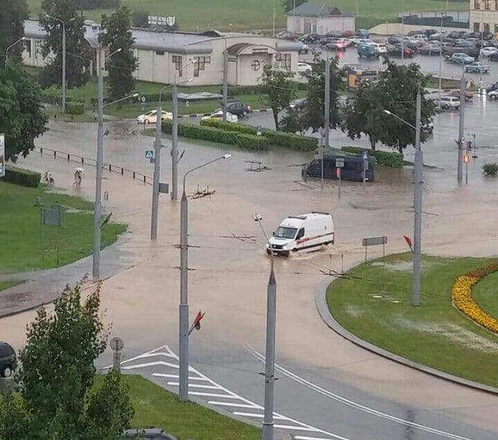 На Колюченской воды по колено, на Кирова стоят троллейбусы. Просто в Гродно дождь