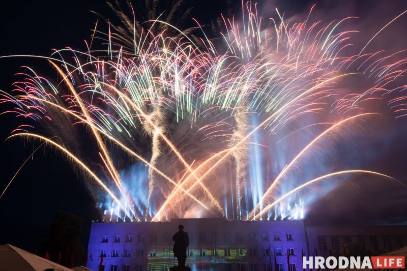 Салют Дня Независимости в Гродно: красно-зеленые цвета и лазерные флаги (фото)