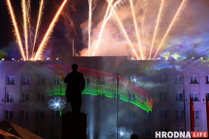 Салют Дня Независимости в Гродно: красно-зеленые цвета и лазерные флаги (фото)