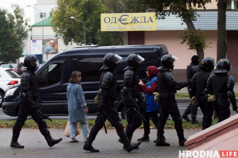 Суткі за кашулю з БЧБ, ператрусы і выклікі ў РАУС. Як прайшоў тыдзень у Гродне і вобласці
