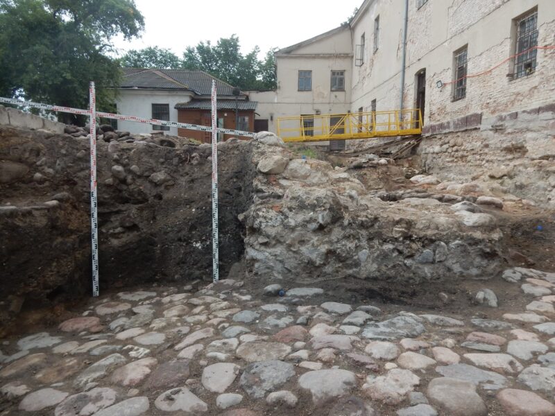 Несколько слоев тротуаров и камень с короной. Что нашли на раскопках в Старом замке