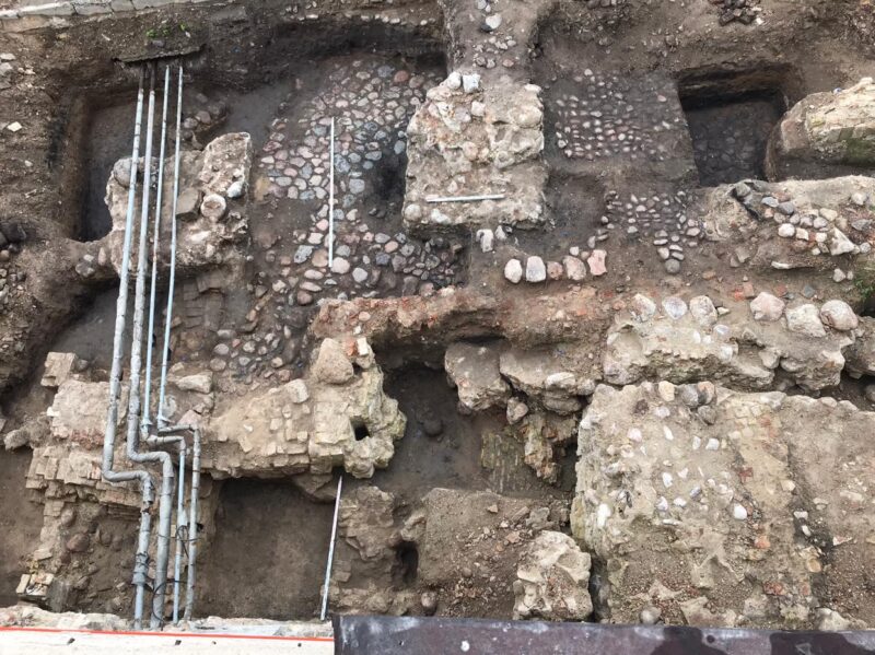 Некалькі пластоў ходнікаў і камень з каронай. Што знайшлі на раскопках у Старым замку