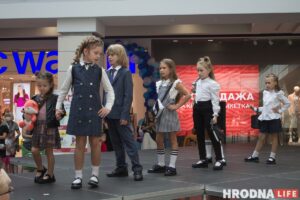 Для школы - афіцыйны стыль, для дома - піжама. У Гродне паказалі модныя лукі для падлеткаў да пачатку восеньскага сезона