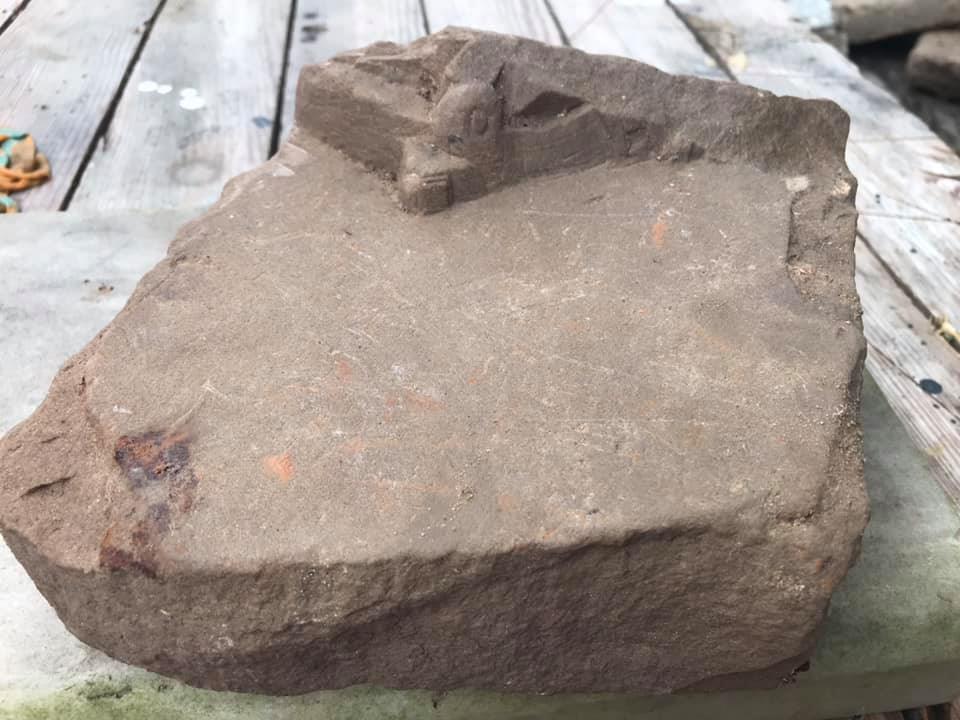 Некалькі пластоў ходнікаў і камень з каронай. Што знайшлі на раскопках у Старым замку