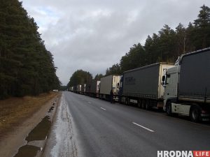 Кучы на ўзбочыне і хітрыя кіроўцы. Што адбываецца ў чарзе на мяжы ў Прывалцы, дзе фуры чакаюць выезду па два тыдні