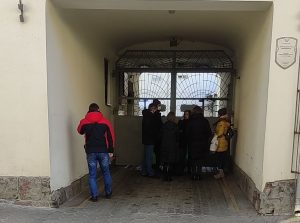 У Гродне адрамантуюць дворык музея гісторыі рэлігіі: сцены патрэскаліся, у залы трапляе вада У Гродне адрамантуюць дворык музея гісторыі рэлігіі: сцены патрэскаліся, у залы трапляе вада