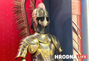 Халодная зброя, рыцарскія даспехі і сямейныя рэліквіі. Былы дырэктар мясакамбіната адкрыў у Гродне галерэю-музей Халодная зброя, рыцарскія даспехі і сямейныя рэліквіі. Былы дырэктар мясакамбіната адкрыў у Гродне галерэю-музей